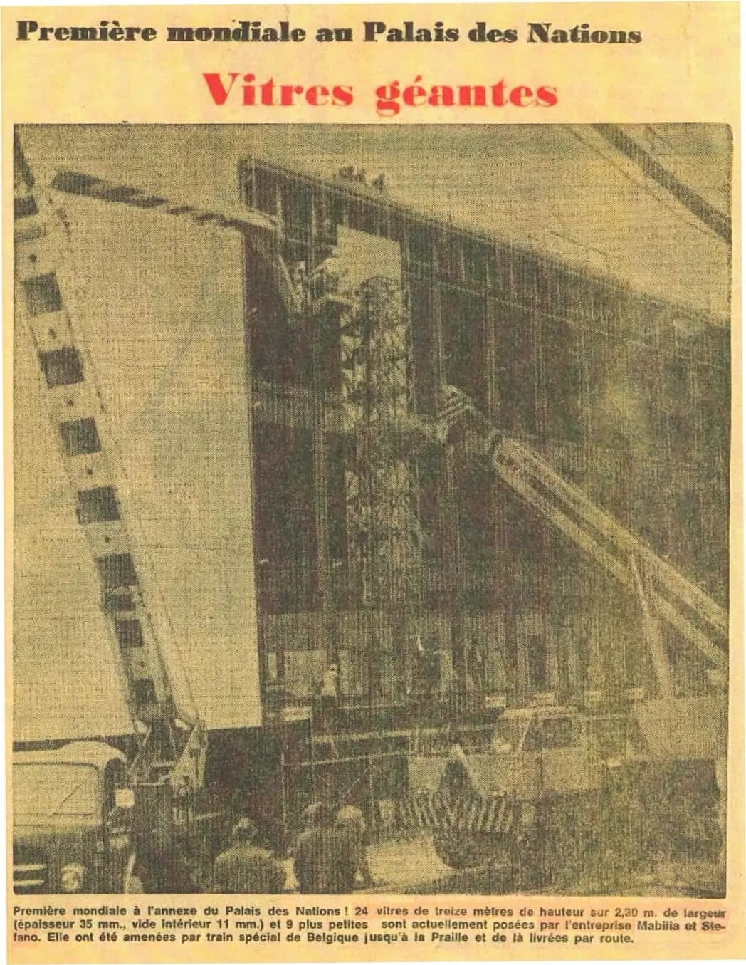 Coupure de presse d'époque titrée « Première mondiale au Palais des Nations : Vitres géantes », montrant la pose des vitrages de l'annexe du Palais des Nations à Genève.
